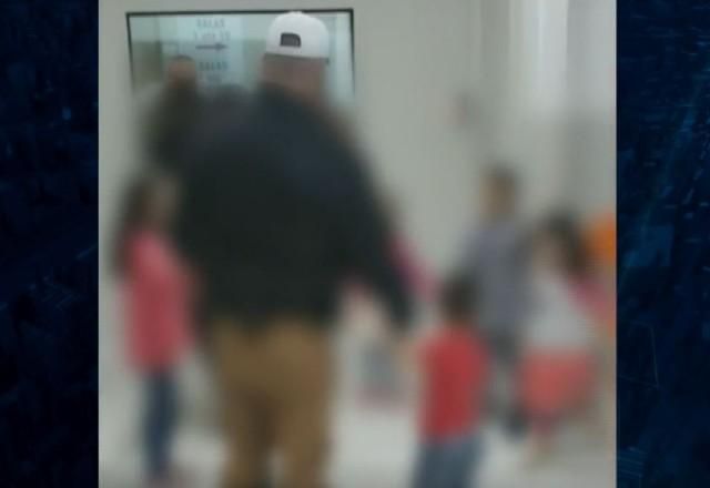 Policiais brincam de ciranda com crianças de pais presos por tráfico Policiais brincam de ciranda com crianças de pais presos por tráfico