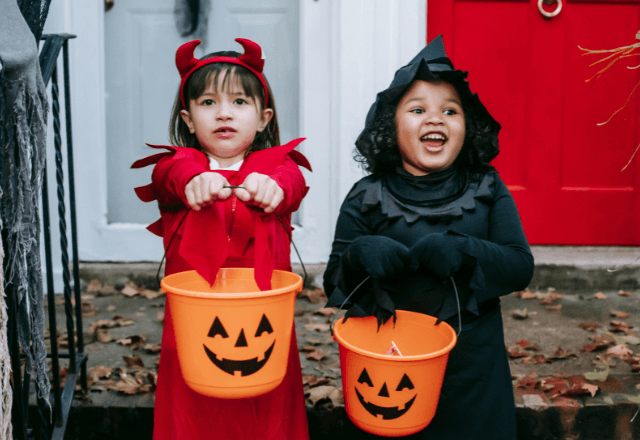 Crianças com fantasias de halloween - Foto: Pexels