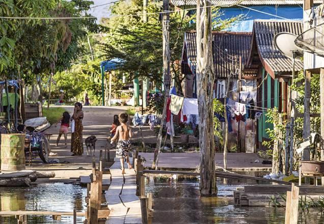 Crianças correndo em bairro sem saneamento básico