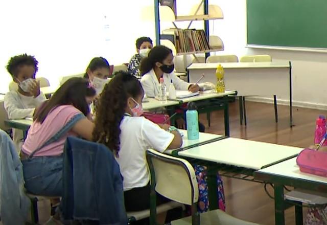 Crianças dentro da sala de aula