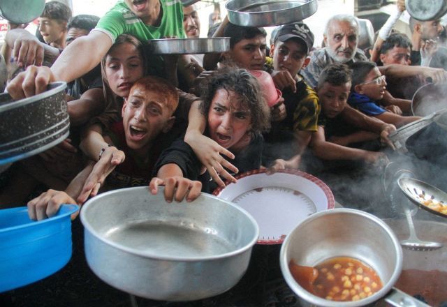 Crianças palestinas buscam comida no norte da Faixa de Gaza | Reuters/Mahmoud Issa
