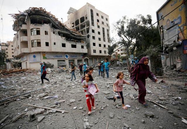 Crianças palestinas fogem de regiões de Gaza bombardeadas por Israel