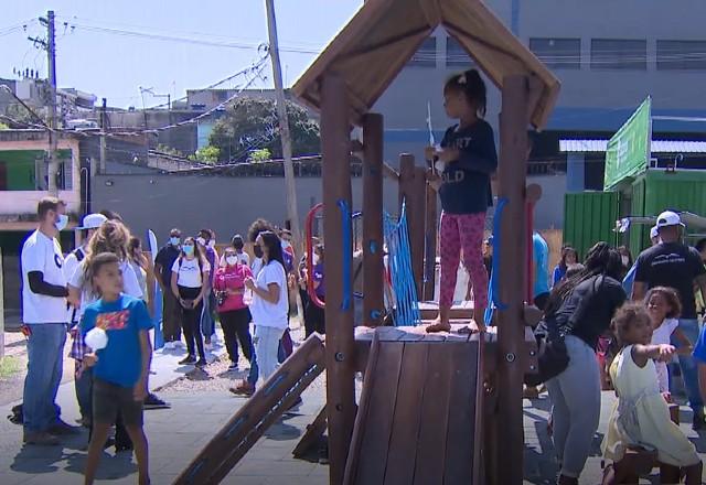 Crianças que vivem na comunidade e participam do projeto Favela 3D
