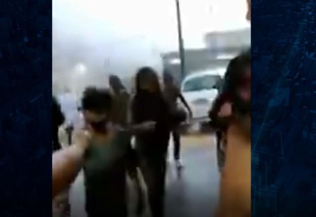 Crianças são resgatadas sujas de lama em Petrópolis, no RJ
