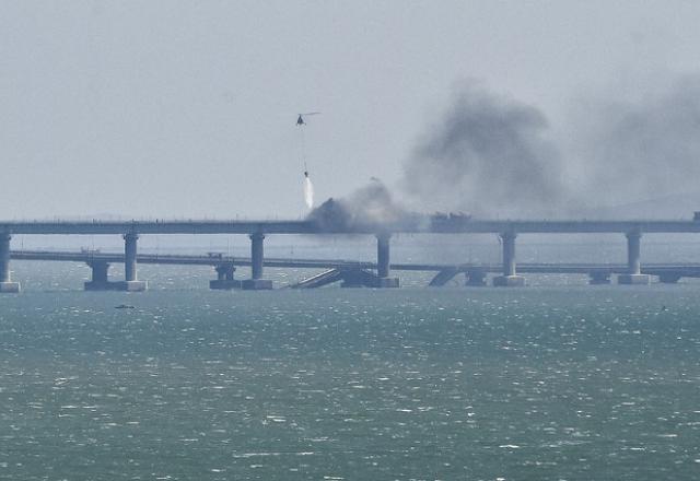 Rússia e Ucrânia trocam acusações sobre explosão da ponte de Crimeia