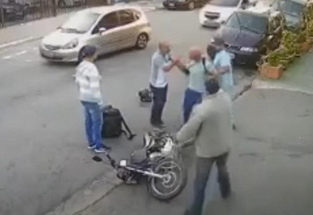 Criminoso, de mochila térmica, é detido por populares após assalto em rua do centro de SP