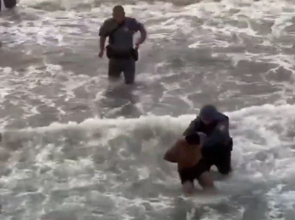 Criminoso é preso após tentar se esconder no mar | Reprodução