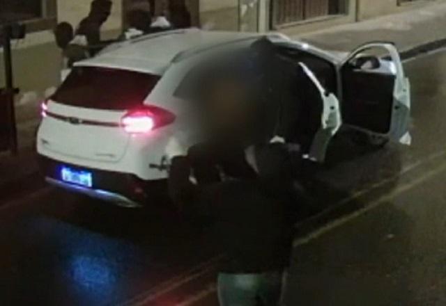 Criminosos descendo de veículo branco, armado com fuzil e rfém sem camisa ao lado, no meio da rua, durante a noite