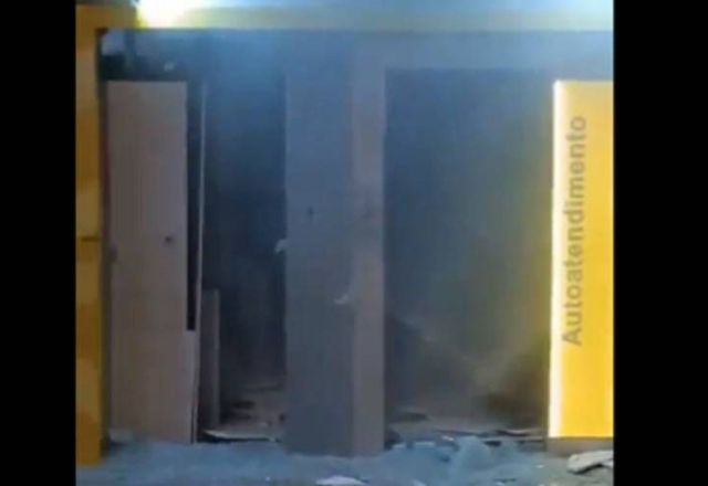 Criminosos explodem agência bancária e atacam sede da polícia no interior da Bahia