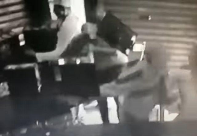Criminosos furtando computadores e peças em loja