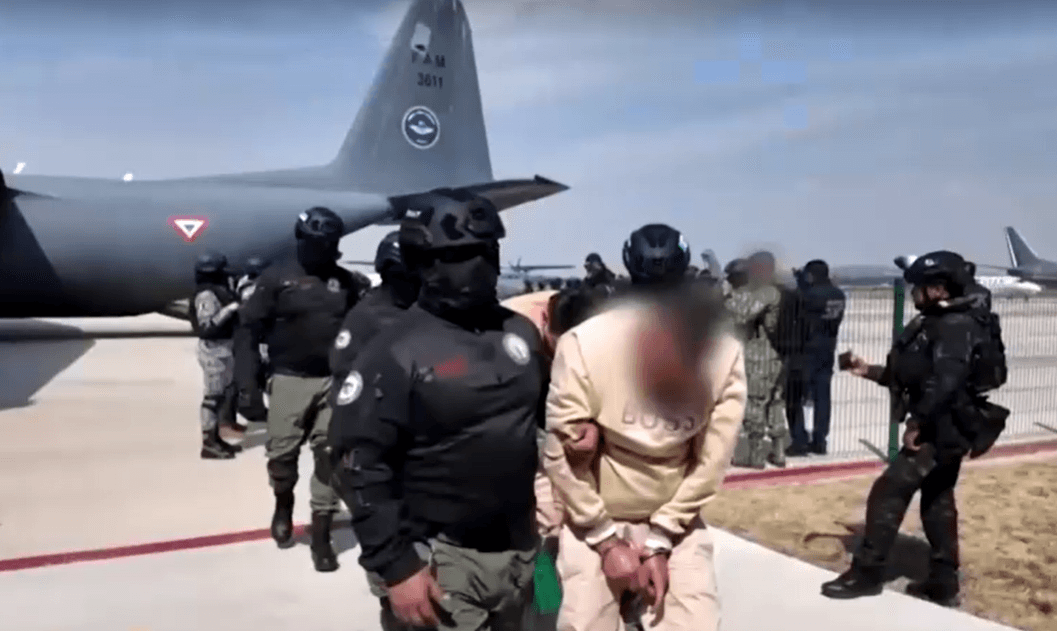 Criminosos são transferidos do México para prisão nos EUA | Reprodução/Reuters