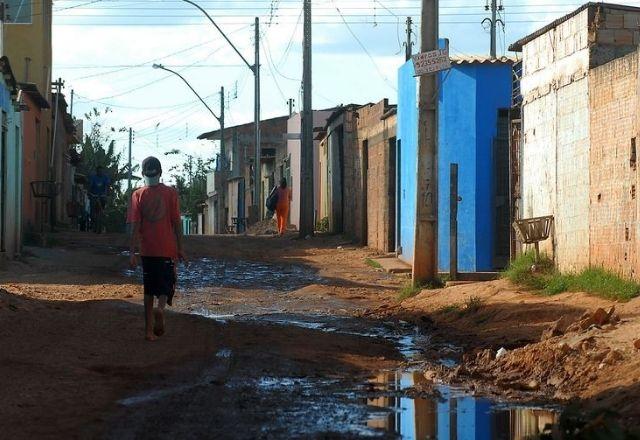 Maioria dos brasileiros ficou mais pobre nos últimos anos Maioria dos brasileiros ficou mais pobre nos últimos anos