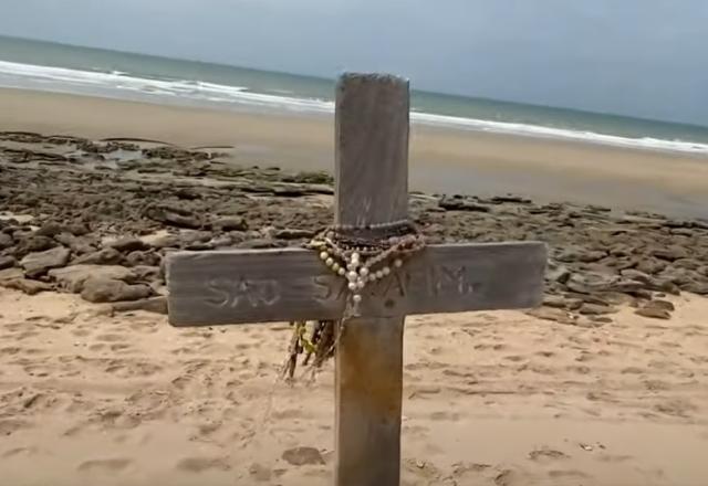 Cruz em uma praia