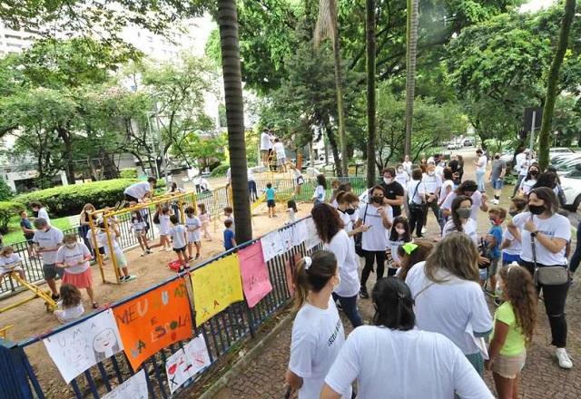 Grupo de pais, mães e responsáveis de crianças protestando em frente a casa do prefeito de BH (Gladyston Rodrigues/EM/DA Press)