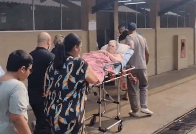 Idosa indo votar de maca | Divulgação