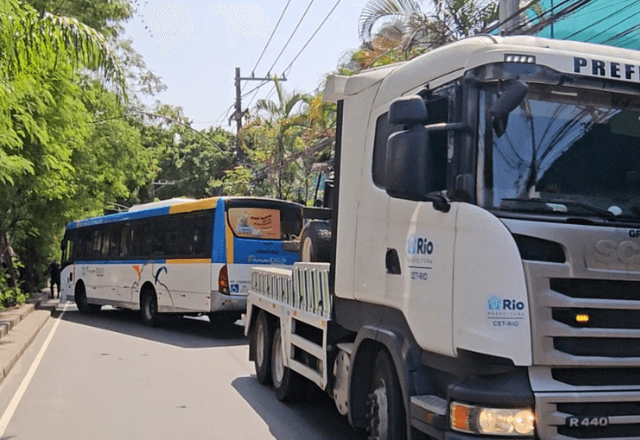 Criminosos utilizam ônibus para formar barricadas pelo segundo dia consecutivo no Rio de Janeiro