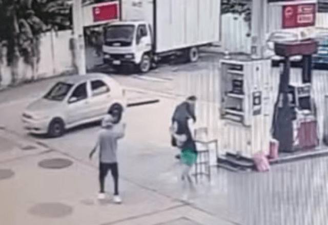 Momento em que o atirador dispara contra a vítima