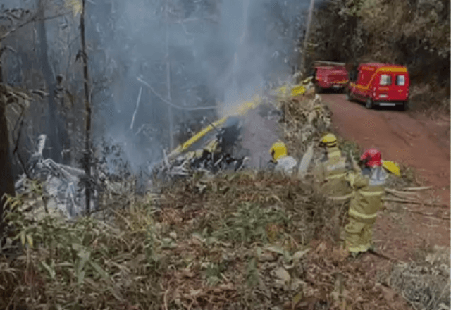Bombeiros apagando as chamas da aeronave | Reprodução
