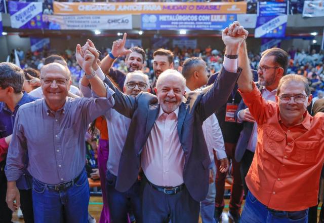 Da esq. para a dir., Alckmin, Lula e Paulinho da Força com os braços erguidos (Ricardo Stuckert)