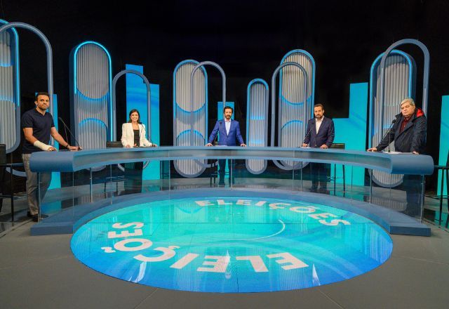 Da esquerda para direita: Pablo Marçal (PRTB), Tabata Amaral (PSB), Ricardo Nunes (MDB), Guilherme Boulos (PSOL) e  Datena (PSDB) no estúdio da TV Globo, em São Paulo. Foto: Globo/ Bob Paulino