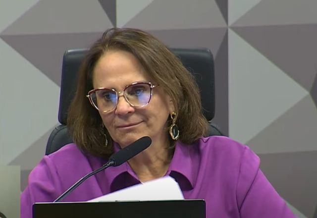 Damares: aliada de Michelle tem 4 filhos, não podia ser vice Damares: aliada de Michelle tem 4 filhos, não podia ser vice