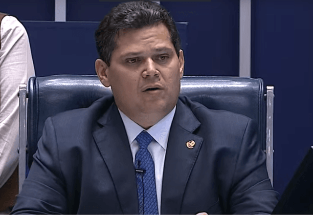 VÍDEO: Alcolumbre se nega a responder como ficou relação com Lula após rejeição de Messias: ‘Vocês têm cada pergunta’ VÍDEO: Alcolumbre se nega a responder como ficou relação com Lula após rejeição de Messias: ‘Vocês têm cada pergunta’
