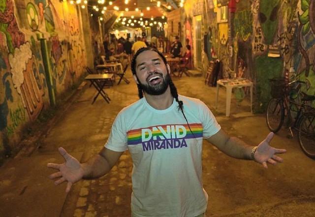 David Miranda com os braços abertos (Reprodução)