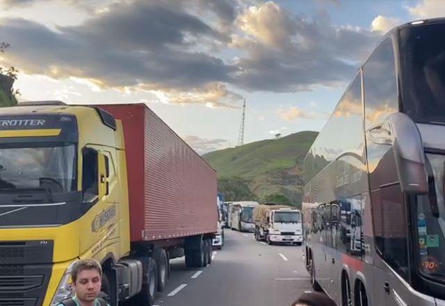 De acordo com a Arteris, os protestos começaram por volta das 2h na maioria dos pontos, poucas horas após o resultado das eleições | Reprodução