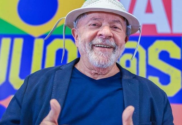 De chapéu, Lula sorri e faz sinal de positivo com as duas mãos (Ricardo Stuckert)