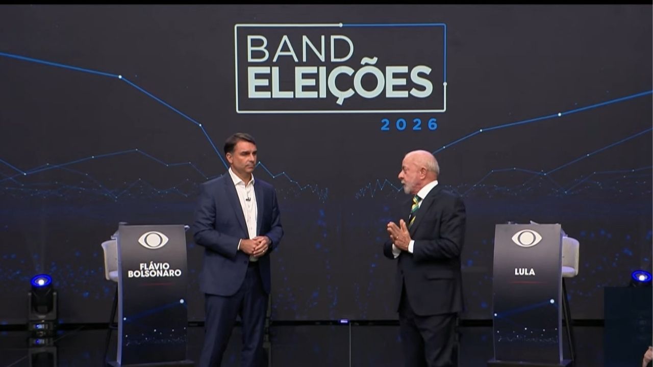 Flávio Bolsonaro e Lula durante o debate na Band TV | Reprodução/Band TV
