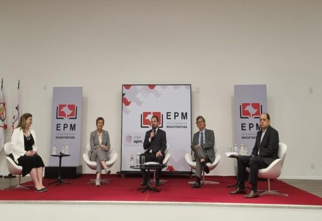Debate discute intimidação judicial e física contra a imprensa Debate discute intimidação judicial e física contra a imprensa