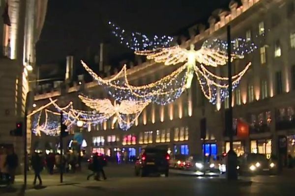Decoração de Natal caprichada encanta turistas em Londres Decoração de Natal caprichada encanta turistas em Londres