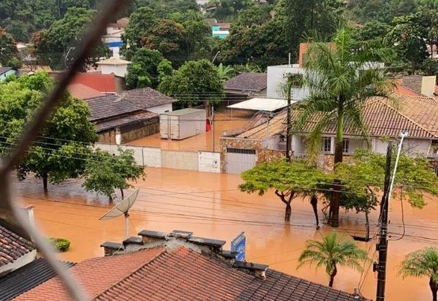 Moradores de Santa Maria de Itabira amanheceram neste domingo ilhados | Foto: Redes sociais/Defesa Civil de Minas Gerais
