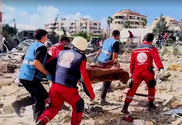 Defesa Civil resgata corpo de vítima dos ataques de Israel a cidade de Sidon | Reprodução/Reuters