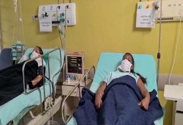 Deitadas em camas, duas pacientes que passaram por cirurgia aguardam alta em leito hospitalar (SBT Jornalismo)