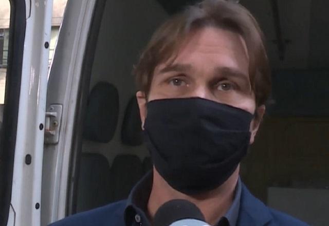 Delegado preso por cobrar propina, homem loiro e branco, com máscara no rosto