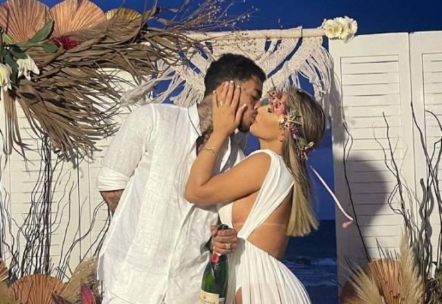 Deolane e MC Kevin em foto de casamento no México