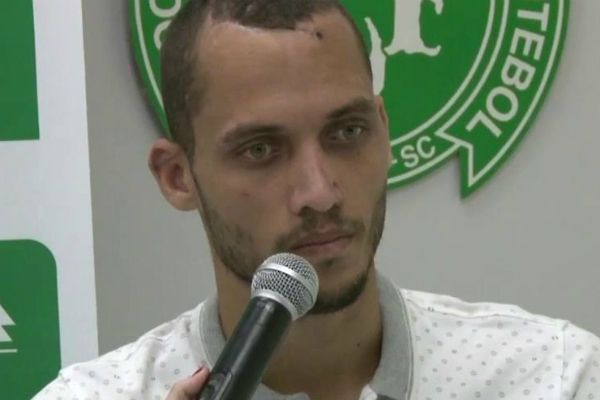 Depois de quase um mês internado, Neto recebe alta e volta para casa Depois de quase um mês internado, Neto recebe alta e volta para casa