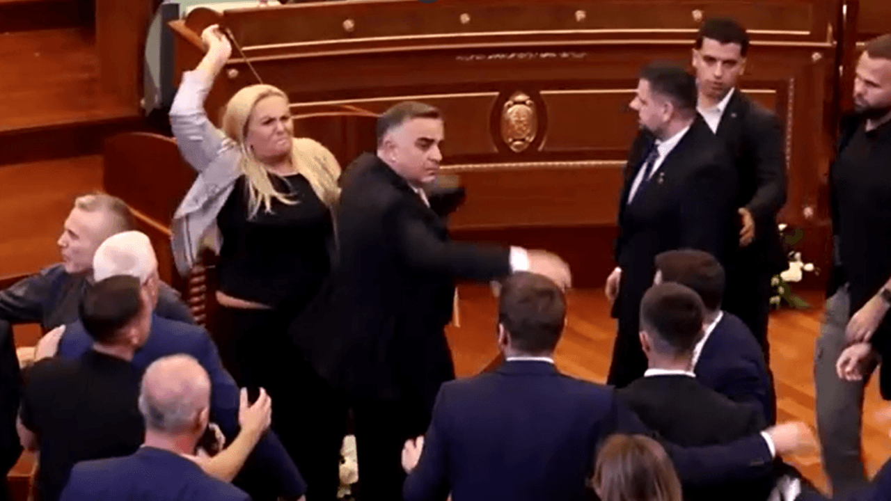 Video Parlamentar Atira Ovos Em Premie Interino Do Kosovo