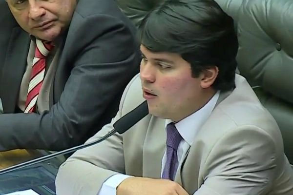 Deputado André Fufuca preside sessão pela primeira vez e é homenageado