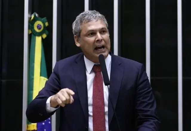 PCC e CV: Lindbergh pede que STF apure atuação de Flávio
