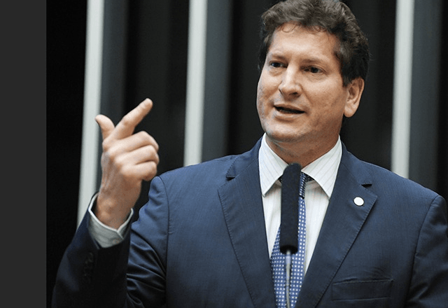 "Não há espaço para candidatura de centro no Brasil", diz Jilmar Tatto 