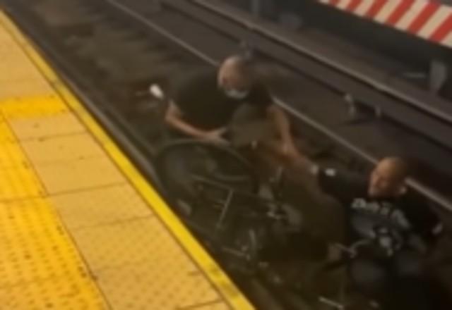 Desconhecido vira herói ao salvar cadeirante de trilhos do metrô