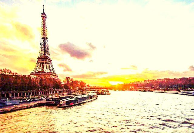 Descubra Paris passeando no Bateaux-Mouche pelo Rio Sena