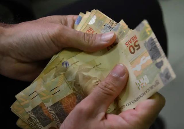 Governo prorroga programa Desenrola Brasil até 20 de maio Governo prorroga programa Desenrola Brasil até 20 de maio