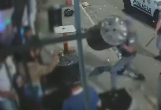 SP: PMs atiram mesa e tonel de bebida em clientes de bar