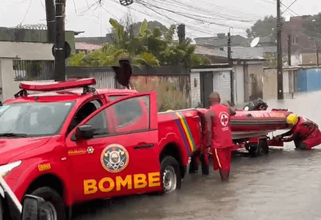 Bombeiros atuam na Rua Arão Botler, em Cajueiro, Zona Norte do Recife, ao lado do Rio Beberibe - DIVULGAÇÃO