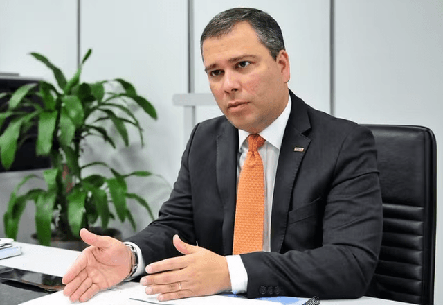 Mendonça autoriza transferência de ex-chefe do BRB para Papudinha Mendonça autoriza transferência de ex-chefe do BRB para Papudinha