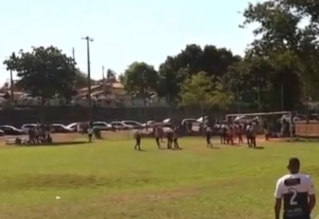 Câmera registra assassinato de homem durante jogo de futebol amador no interior de SP