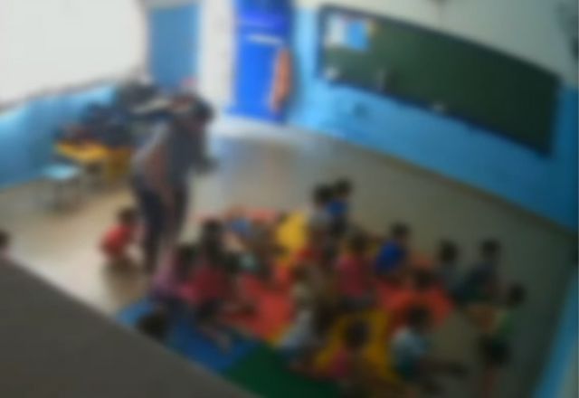Professora é retirada de escola pela polícia após agressões a alunos